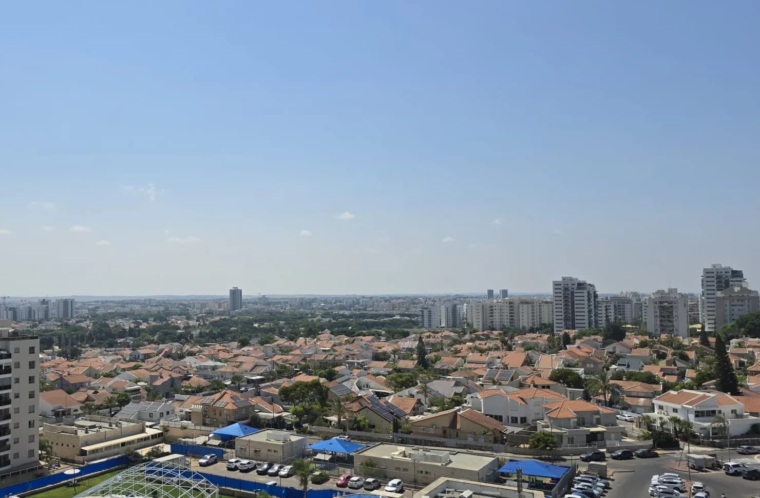 מבט על שכונות המגורים וקו הרקיע של אשקלון